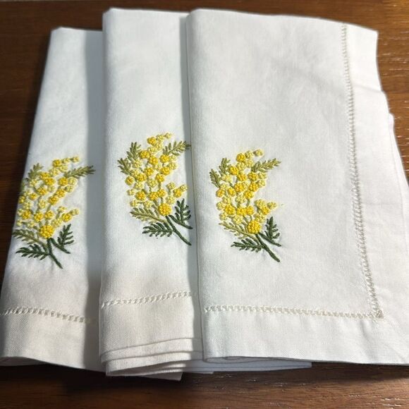 This bundle includes a total of six items: three napkins and three placemats. - Picture 4 of 4